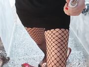 Senza slip in calze a rete e tacchi a spillo