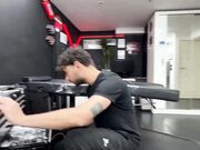 Paga il tatuatore in natura dndogli il culo