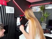 Paga il tatuatore in natura dndogli il culo