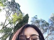 Italiana si spoglia e sculaccia in parco pubblico