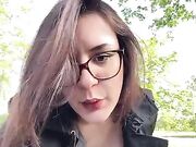 Italiana si spoglia e sculaccia in parco pubblico