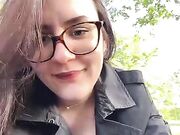 Italiana si spoglia e sculaccia in parco pubblico