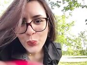 Italiana si spoglia e sculaccia in parco pubblico