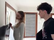 La MIlf si fa il giovane tecnico della Tv