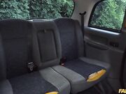 Italiana scopata in auto con crampie Faketaxi