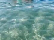 Moglie sul materasino al mare nuda