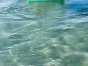 Moglie sul materasino al mare nuda