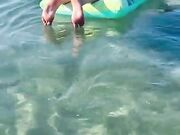 Moglie sul materasino al mare nuda