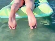 Moglie sul materasino al mare nuda