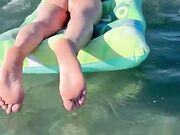 Moglie sul materasino al mare nuda