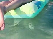 Moglie sul materasino al mare nuda