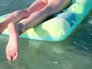 Moglie sul materasino al mare nuda