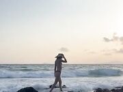 Moglie al mare al tramonto