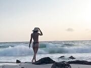 Moglie al mare al tramonto