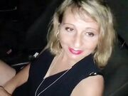 Moglie bionda con culone montata bene in macchina