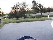 Zucchina e Cetriolo nel parcheggio pubblico