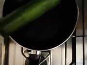 Zucchina nel culo in cucina