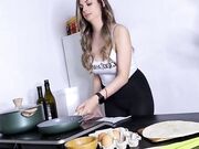 Il figliastro si monta la matrigna tettona