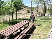 Studentessa si masturba all'aperto in un parco