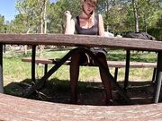 Studentessa si masturba all'aperto in un parco