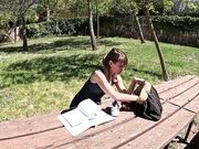 Studentessa si masturba all'aperto in un parco