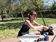 Studentessa si masturba all'aperto in un parco