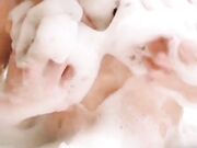 Bagno con tettone schiumose