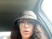 Milf esibizionista tettona si masturba in auto
