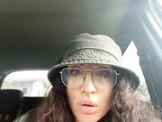 Milf esibizionista tettona si masturba in auto