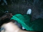 Moglie italiana sega africano in un parco
