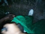 Moglie italiana sega africano in un parco