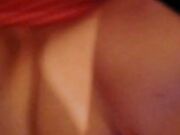 Scappellandolo tra le cosce di mia moglie