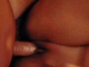 Scappellandolo tra le cosce di mia moglie