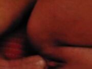 Scappellandolo tra le cosce di mia moglie
