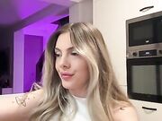 Bionda tettona piedi e ditalino col perizoma