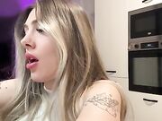 Bionda tettona piedi e ditalino col perizoma