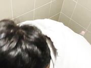 Andrea succhia cazzo a scuola in bagno