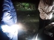 Milf troia si fa palpare per strada le tette