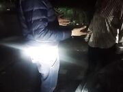 Milf troia si fa palpare per strada le tette