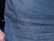 Mano tra le gambe sotto la gonna