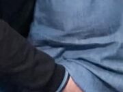 Mano tra le gambe sotto la gonna