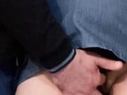 Mano tra le gambe sotto la gonna