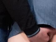 Mano tra le gambe sotto la gonna