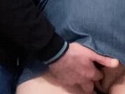 Mano tra le gambe sotto la gonna