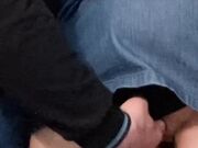 Mano tra le gambe sotto la gonna