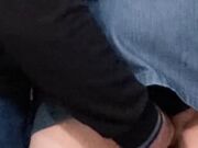 Mano tra le gambe sotto la gonna