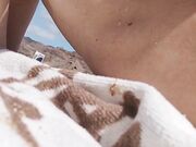 Moglie con tette piccole topless al mare