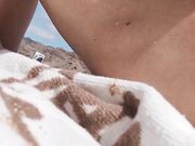 Moglie con tette piccole topless al mare