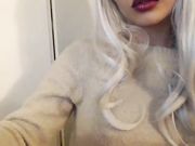Ragazza italiana gode con un dildo nella fica in webcam