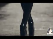Valentina Nappi fuma e si masturba in intimo in latex